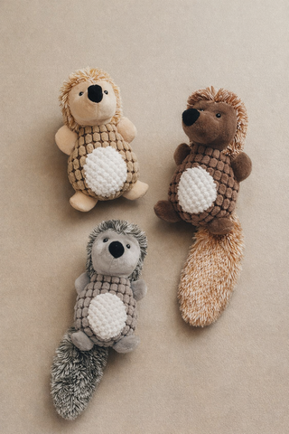 Pindsvin med piv på maven 40cm